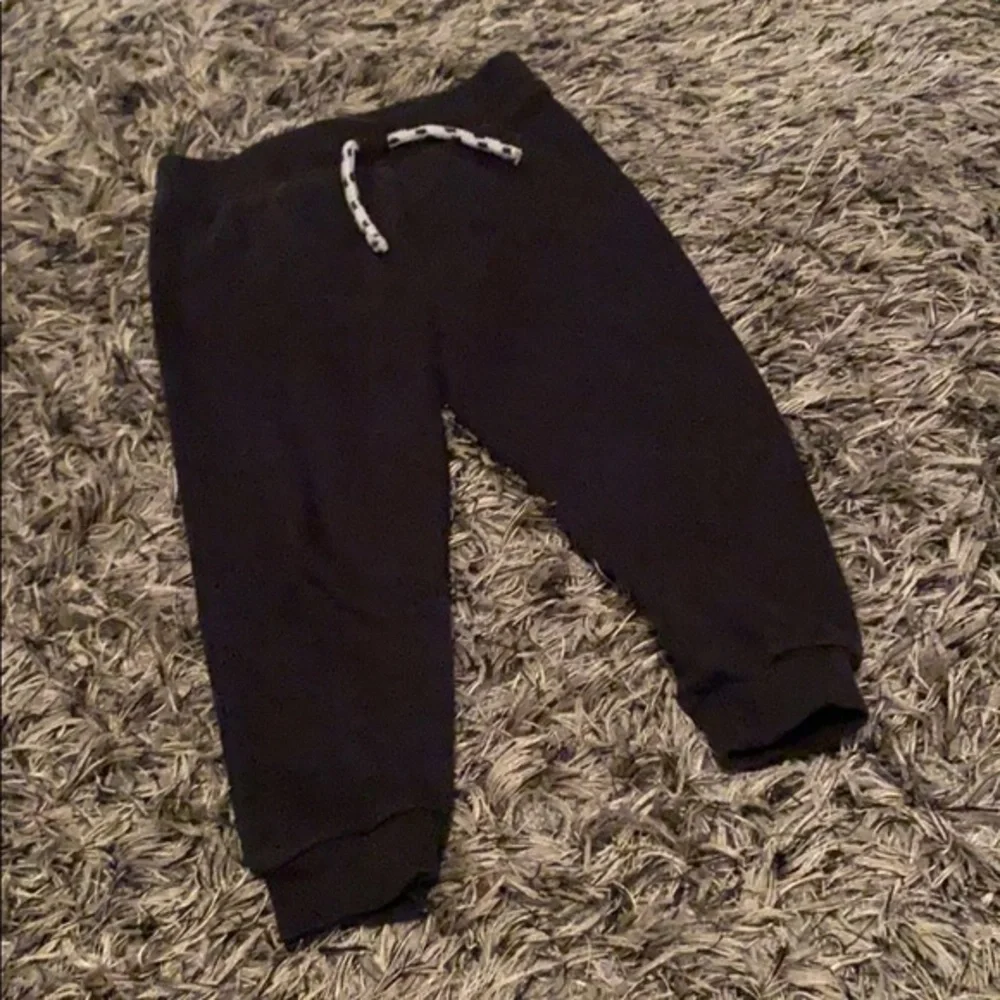 Boys Primark sweatpants 18-24 months gently used.
